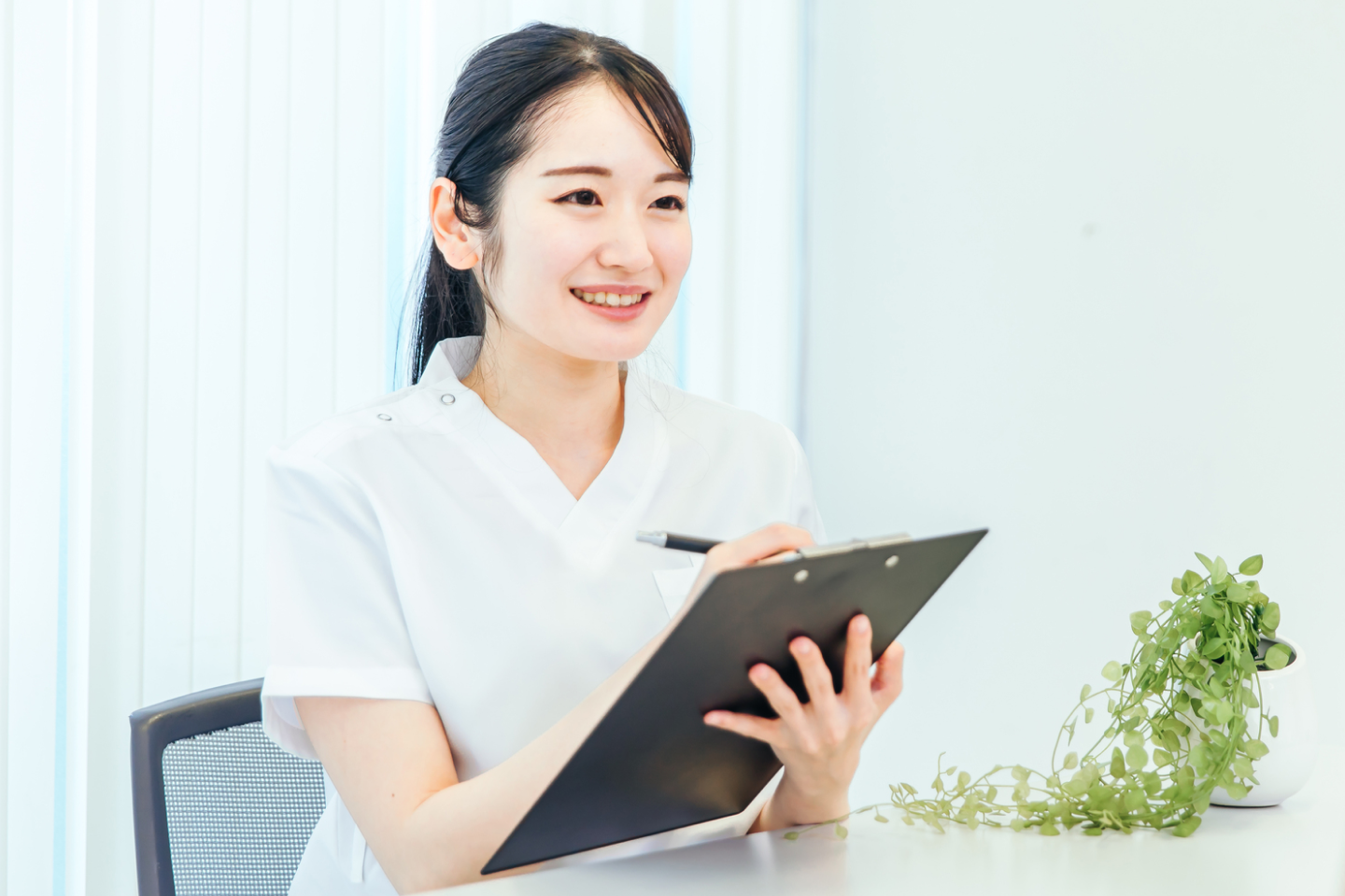 無料相談・カウンセリングの様子。歯科医院で医師やスタッフが患者の不安や悩みを聞くイメージ